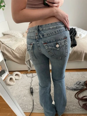 Så snygg jeans - Så snygga true religion jeans i perfekt skick! Storlek 28 men liten i storleken och passar mig som brukar bära 36, är 168 cm lång och jeansen går ner till golvet på mig 💖