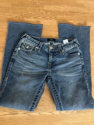 True Religion Jeans - Becca Mid Rise Bootcut i storlek 26. De är helt nya oanvända💕