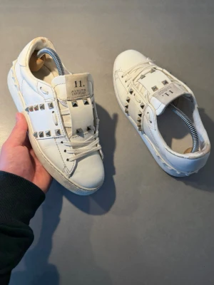 Valentino Skor - ‼️VI TAR EJ BYTEN‼️ Valentino open sneaker | Skick: 8,5/10 | Storlek 35 fits 36 | ingår box, kort & kvitto | Fraktar inom 24H efter köp på köparens bekostnad 📦💨 | Hör av dig vid minsta fråga eller fundering 💭 