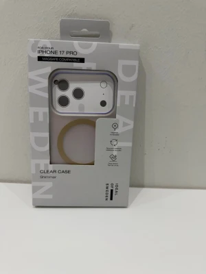 Genomskinligt MagSafe-skal iDeal - Snyggt genomskinligt mobilskal med shimmer-effekt från iDeal of Sweden, designat för iPhone 17 Pro. Skalets material är plast och det är MagSafe-kompatibelt. Perfekt för dig som vill visa upp din mobil samtidigt som du skyddar den.
