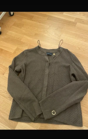 Brun strukturerad kofta från STOCKH LM - Säljer en brun kofta från STOCKH LM i storlek S.