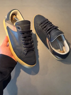 Burberry Skor  - ‼️VI TAR INGA BYTEN‼️ Burberry Sneakers | Skick: 7,5/10 | Storlek 41 sitter större 42  | Tillkommer enbart skorna vid köp! | Frakt sker inom 24 timmar efter köp 📦💨 | Hör av dig vid minsta fråga eller fundering 💭