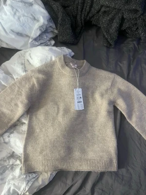 Beige stickad tröja från Gina tricot  - Råkade köpa i fel storlek och har inte haft tid att lämna tillbaka så jag säljer den istället! Nypris 259. Den är jätte skön och jätte fin 