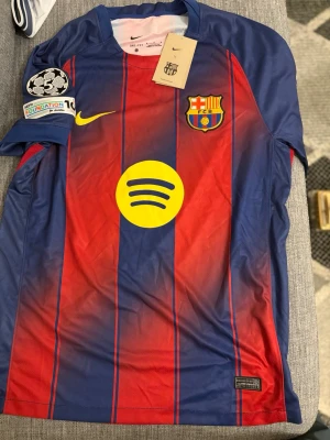 Barcelona storlek M - Barcelona hemma tröja skriv i chatten för mer info helt ny och oanvänd med prislapp.