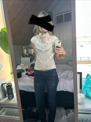 Spets topp - Superfin topp med spets detaljer och liten krage, bara använd nån gång så väldigt bra skick