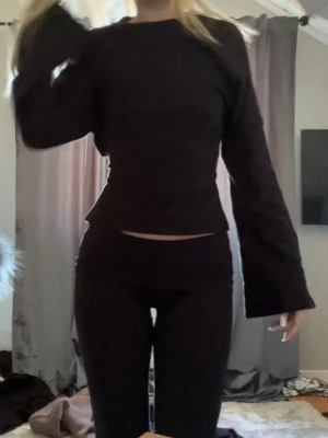 Nelly knyt topp  - Trendig knyt topp från Nelly fast i långärmat som man kan knyta där bak. Nästan aldrig använd! 💕