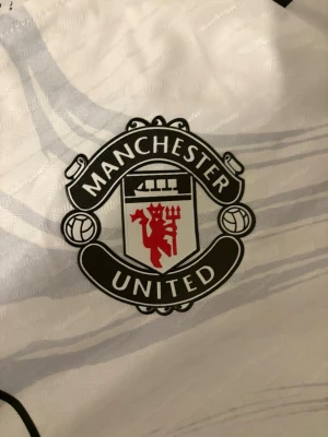 Manchester United variant   - Manchester United tröja skriv i chatten för mer info helt ny och oanvänd med prislapp.