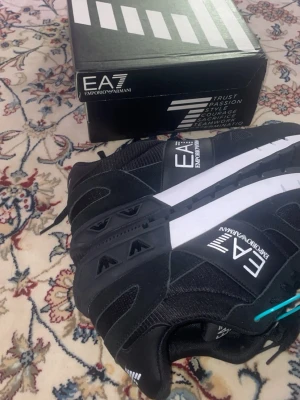 Svarta EA7 Emporio Armani sneakers - Snygga svarta sneakers från EA7 Emporio Armani. Size 45 men passar mer 44 nya med tag och allt 