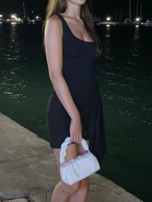 Svarta zara kjol - Svart kjol från med knyt detalj. Använd 1 gång. Från Zara.