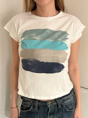 T-shirt med tryck  - Så snygg T-shirt med tryck från märket Effeny!! jag är 175 cm, T-shirten är i storlek S💓 hör av er vid frågor!!