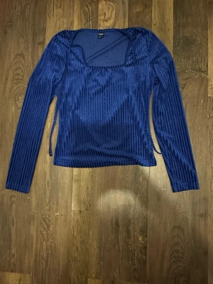 Långärmad tröja med snörning - Köparen står för frakten! Bild nr 2 visar hur den ser ut på, men bakgrunden är bort-redigerad så därför ser det konstigt ut.