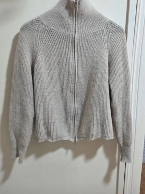 Fin mysig stickad tröja, Storlek M - Säljer en jättefin tröja i storlek M. Den har en smickrande passform och ett material som känns mjukt och behagligt. Perfekt för både vardag och finare tillfällen.  Mått (platt liggande): Axel till axel: 43 cm. Längd (från axel och ner): 61 cm. Skick: Mycket gott skick, väl omhändertagen