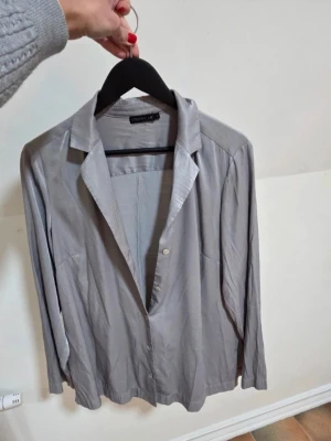 Stockh LM Skjorta Storlek M Nyskick - Säljer en mycket elegant skjorta från Stockh Im i storlek M. Skjortan är i absolut nyskick och har endast använts vid ett fåtal tillfällen. Den har en fantastisk passform och är tillverkad i ett material som känns lyxigt och håller formen bra.  Perfekt för både kontoret och mer uppklädda tillfällen. En klassiker i garderoben som aldrig går ur tiden.  Detaljer: Märke: Stockh Im. Storlek: M. Axlar: 42 cm. Längd (fram, från översta knappen): 49 cm. Längd (bak, från nacken): 69,5 cm.