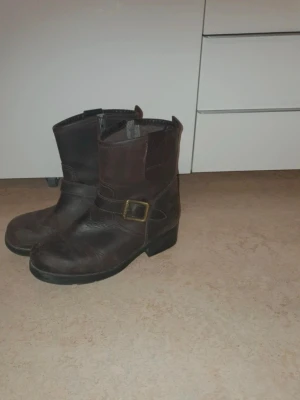 Urban project boots storlek 40 - Urban project boots storlek 40. Efter att någon putsar upp lädret och fräschar till dem, så blir de magiska!