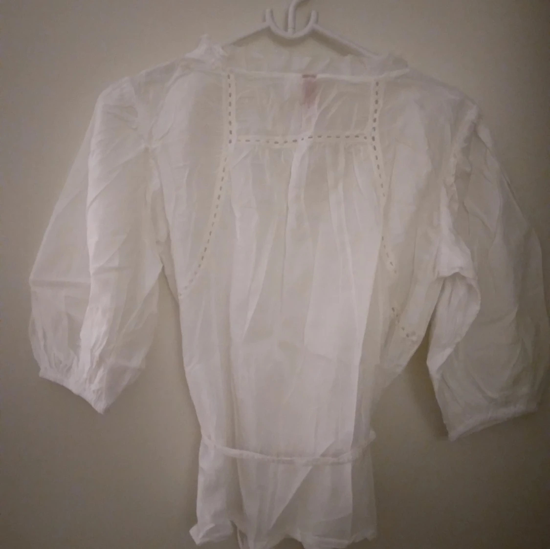 Romantisk luftig vit blus med vida ärmar och broderier. Strlk: 34 / XS-SMALL. Vintage look. Felfri. - 2