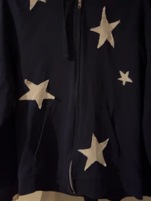 Mörkblå hoodie med vita stjärnor - Y2k star boy riktig fin