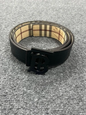 Vändbar Burberry bälte  - Väldigt fin och stillig Burberry bälte. Helt ny. För mer info om bilder, info. Funderingar. Skriv dm.