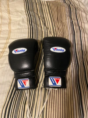 Black Winning Boxing Gloves 14oz - Säljer nu ett par winning handskar som är i riktigt bra kondition, kommer aldrig till användning, dessa är 14oz och ÄKTA winnings 
