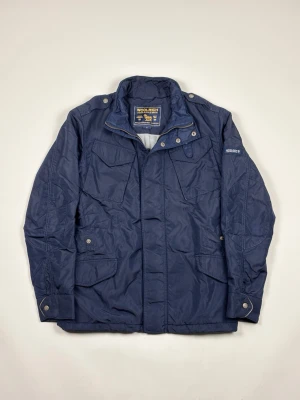 Woolrich Padded Field Jacket - Woolrich Padded Field Jacket | Modell: Padded Field Jacket | Skick: Mycket fint | Nypris: 6999 kr | Storlek: S | Hör av dig vid minsta fundering 📦