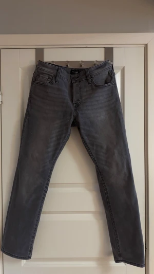Mörkgrå slimfit jeans - Säljer ett par riktigt snygga mörkgrå slimfit jeans. Jeansen är helt oanvända.