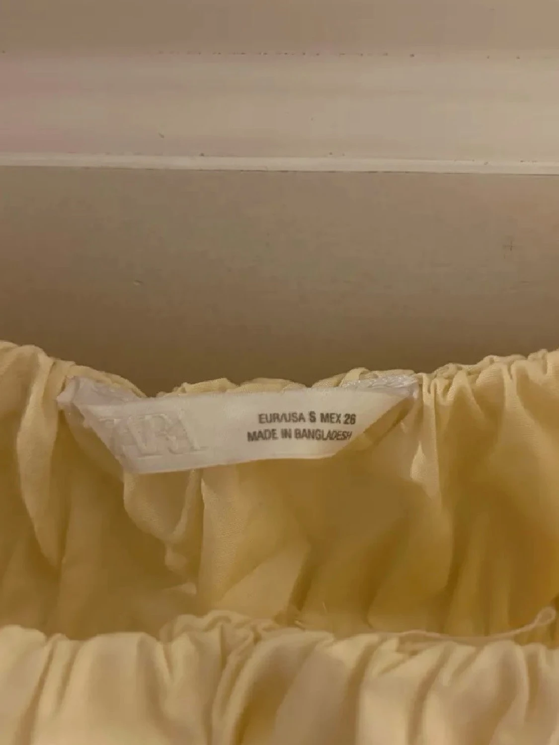 Gul topp med rynkade band - 2