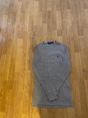 Polo Ralph Lauren tröja - Säljer en skitsnygg stickad Ralph Lauren tröja i storlek S. Tröjan är bara testad 1 gång och är i nytt skick. Nypris ligger runt 2500 men jag säljer endast för 899kr🔥🔥. Tveka inte på att höra av er ifall ni har extra frågor/bilder. 