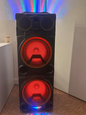 Luxor BFJ 2000 Bluetooth Speaker - Stor Bluetooth-högtalare, belysning och flera anslutningsmöjligheter. I gott skick, inga synliga defekter och användts sparsamt särskilt på senaste, väldigt sällan. Köpt för några år sedan, kontroll till finns att få med, annars funkar utmärkt och aldrig krånglat. Har inte kvar kvitto eller manual men hur enkelt som helst att förstå sig på.  Hämtas på plats med tanke på storlek. MVh 🌸 köpt på netonnet för 2499