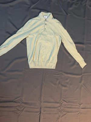 Grön tröja med knappar - Grön långärmad tröja med knappt från märket bläck