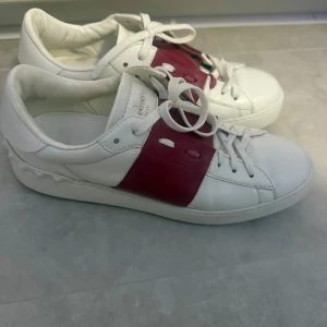 Vita Valentino sneakers med röd detalj - Lägger upp igen då de inte blivit sålda. Äkta valentino skor! Har inte dustbag eller kvitto därav priset, men garanterat äkta!! Storlek 40, men passar även mig som har 39.