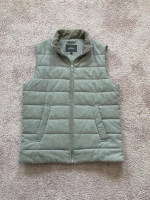 Quiltad väst-Dressmann - Sjukt snygg grå quiltad väst från Dressmann i storlek M! Skick 9,5/10! Perfekt till våren/sommaren! Slutsåld på dressman! Hör av er vid frågor och fler bilder!