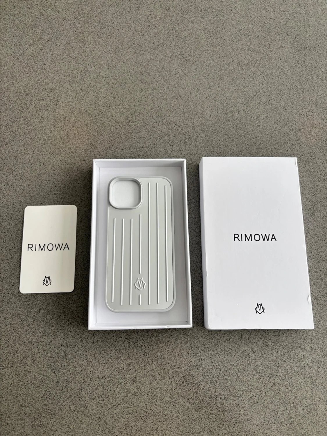 Silver mobilskal från Rimowa iPhone 15