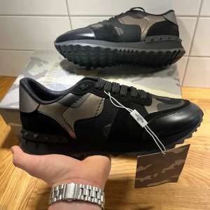 Valentino rockrunners  - Tja, säljer dessa valentino rockrunners, perfekt nu till vintern ❄️⛄️  De är helt nya och har aldrig varit använda. Allt og ingår! Har du någon fundering är det bara att fråga! ✅