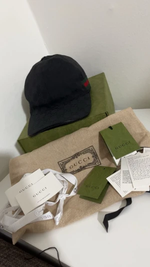 Gucci keps svart - Svart Gucci keps knappt använd vill hälst ha en begie Gucci keps i storlek xs,s och nya modellen  är uppen för byten .