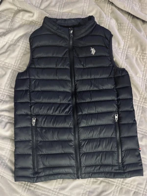 Polo assn väst - U.S Polo Assn väst | storlek XS | mycket bra skick då den är använd en fåtal gånger och har därför inga skador, fläckar eller slitage | ny pris är runt 700-800kr | priset kan diskuteras | kom priv vid frågor och funderingar📩‼️