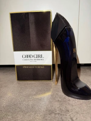 Good Girl parfym från Carolina Herrera - Good Girl parfym från Carolina Herrera i en unik flaska formad som en högklackad sko. Flaskan är mörkblå med gulddetaljer och har en lyxig känsla. Kommer med originalkartong i svart och guld. En ikonisk doft som sticker ut i badrumshyllan. KVITTO FINNS