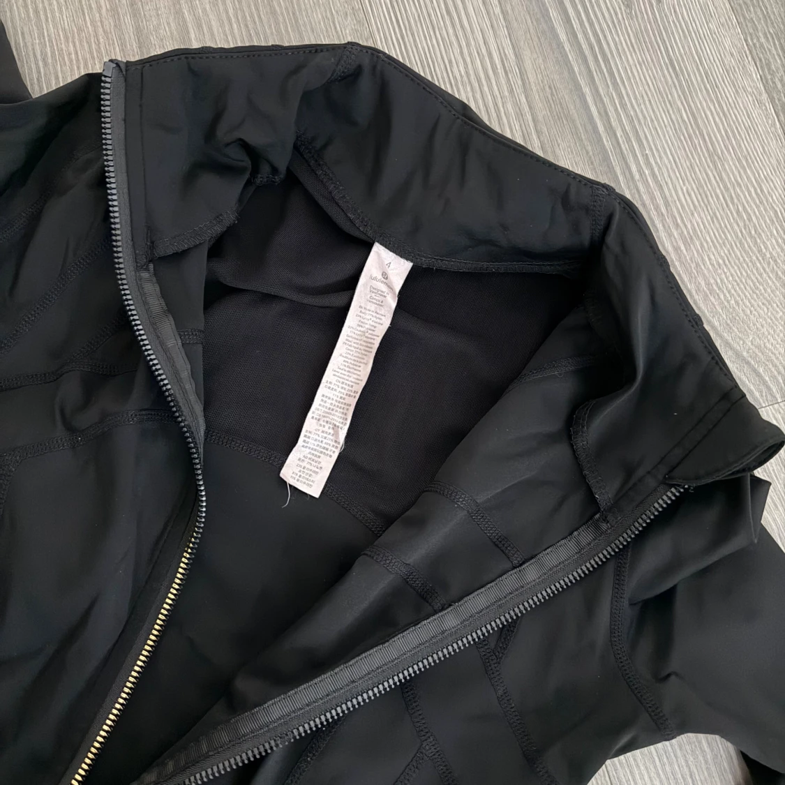 Svart vindjacka med gulddragkedjor - 4