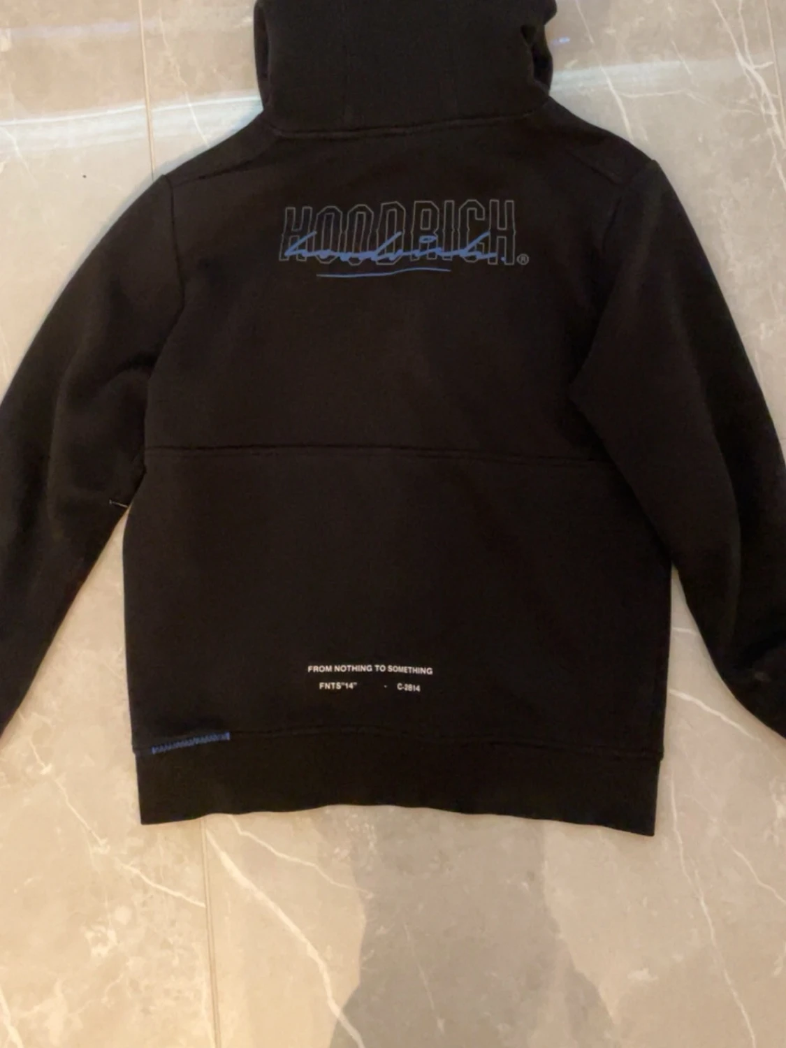 Svart hoodie från Hoodrich med blå huva - 3