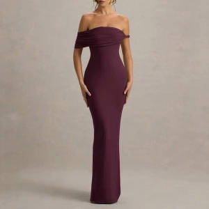 Vinröd maxiklänning - Så vacker klänning från Club L London. Helt ny med prislappen kvar. Köpt för 1200kr och slutsåld på hemsidan. Perfekt till festligare tillfällen. Modellen bär storlek S.