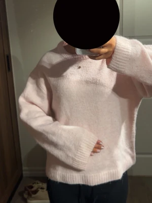 Stickad tröja  - Säljer min rosa stickade tröja från Gina. Den är i väldigt bra skick då den bara blivit använd ett fåtal gånger❤️