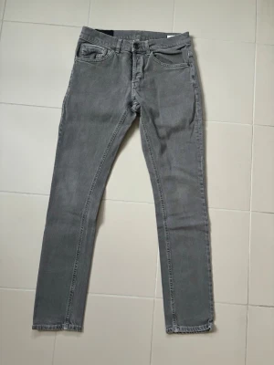 Dondup George jeans w31  - I princip helt nya trendiga och populära Dondup George jeans i w31. 38/39 cm breda och 103 cm långa. Galet snygga på och inga hål eller fläckar i utmärkt skick!