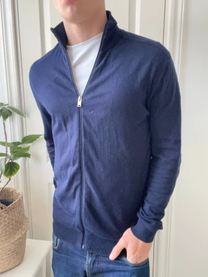 Selected full zip  - Selected full zip - lite lite stor på modellen som är 180 cm 75 kg och bär Strlk L, inga defekter. Kom med frågor 🙌