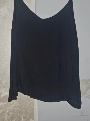 Linne - Fint oanvänt linne i färgen Midnight Festival från Zalando. Ser svart ut, men det är marinblått. Svårt att få linnet rakt nedtill, ser därför ojämnt ut, men det är det inte. V-ringat både fram och baktill. Lapp sitter kvar, endast testat.