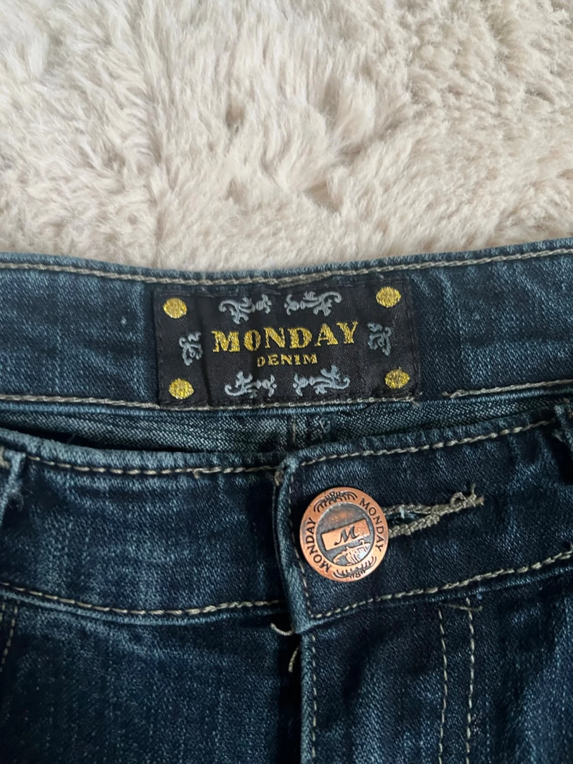 Mörkblå bootcut jeans med nitar - 2