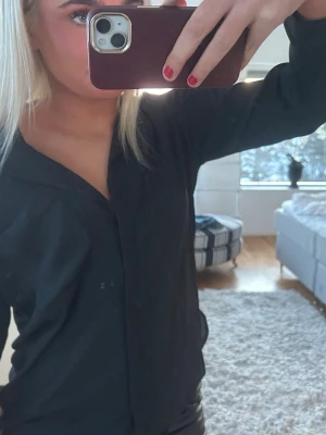 Svart blus med v-ringning - Snygg svart blus med v-ringning och långa ärmar jättefin blue som går enkelt att styla 