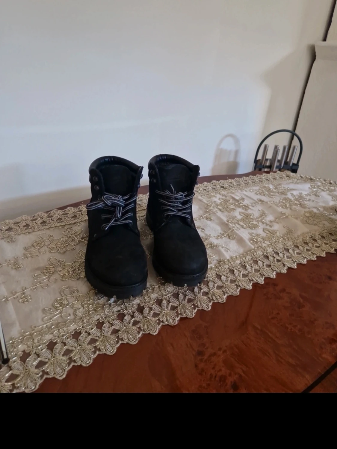 Svarta kängor med snörning