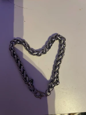 Silver armband  - Säljer ett silver armband i mycket bra skick då det inte passar mig