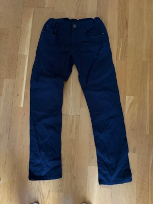 Mörkblå jeans  - Säljer ett par mörkblå jeans perfekt för vardagen, men även ett skönare alternativ för kostymbyxor. Tveka inte på att höra av dig vid funderingar!