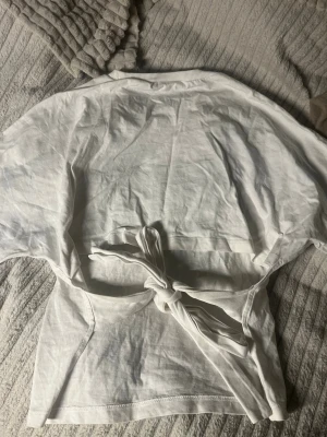 Vit t-shit med rosett - Jättesnygg! Kommit till mycket användning🥰