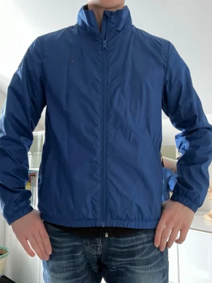 Tommy Hilfiger vindjacka - Vindjacka i mycket bra skick! Passar som storlek S!