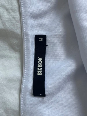 vitt knyt linne - snyggt linne men snörning på båda sidor